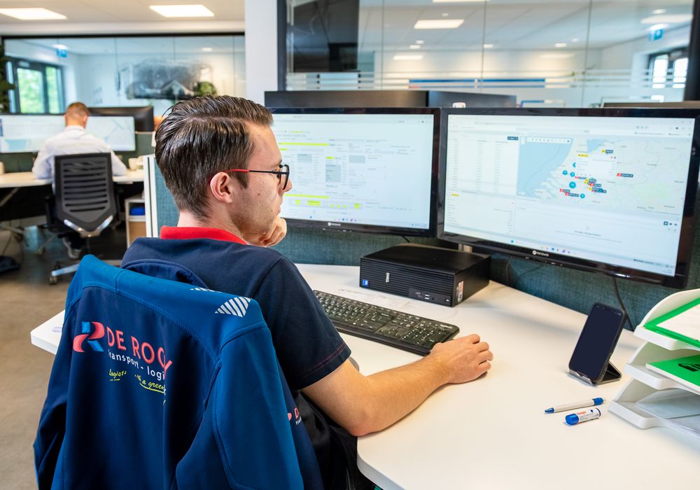 Planner van De Rooy Transport werkt met routeplanning en een kaart op twee beeldschermen
